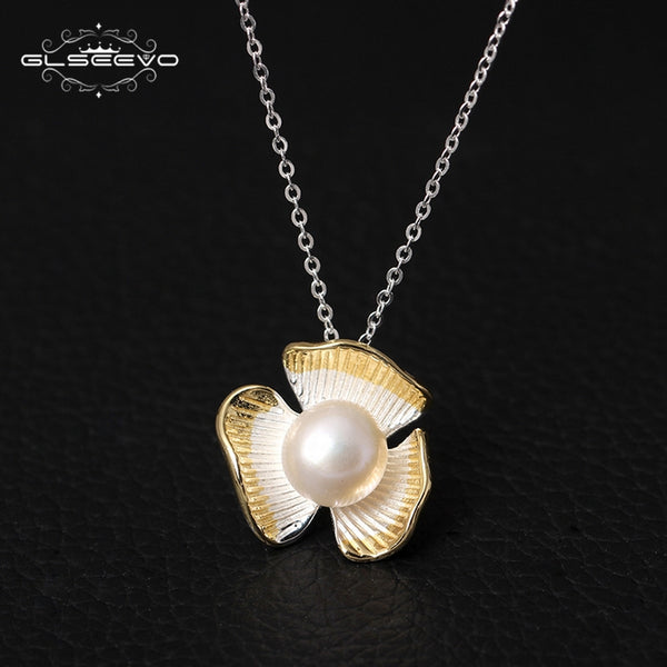 Silver Pearl Pendant Having Elegant Charm Shell Design